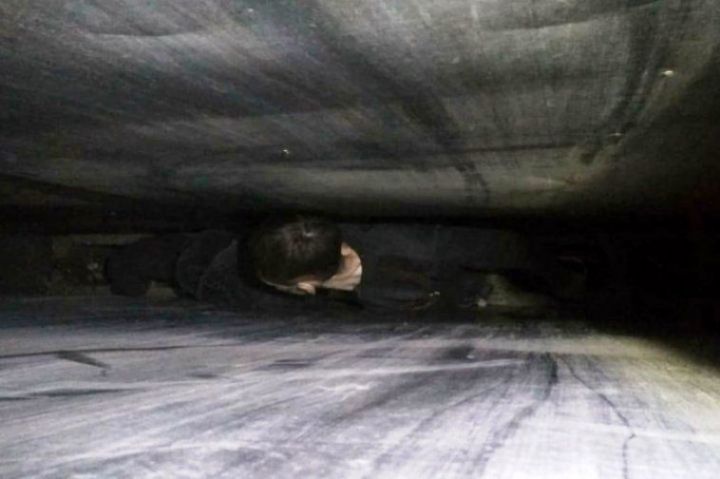 Селфи ясарга маташкан ир-ат берничә тәүлек вентиляция шахтасында кысылып яткан