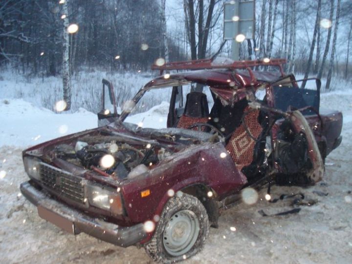 Татарстанда булган авариядә “Жигули” йөртүчесе һәм пассажиры салонда кысылып калган