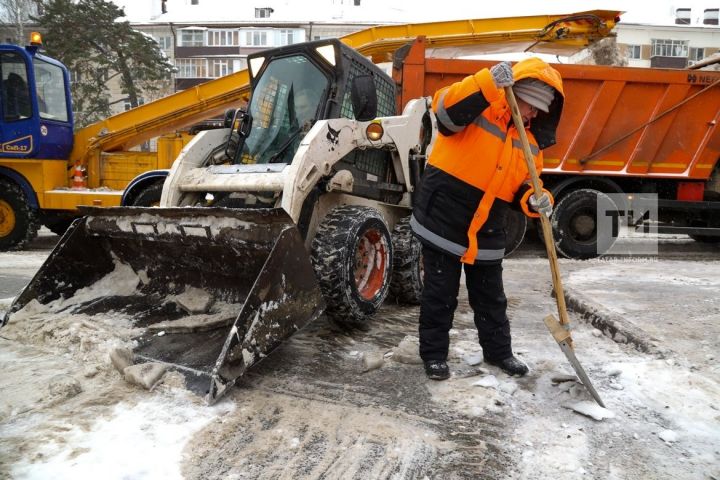 Для борьбы со снегом на региональные дороги в РТ выйдут 484 единицы спецтехники