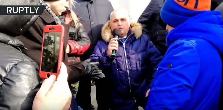 Кемерово өлкәсе губернаторы урынбасары тезләнеп халыктан гафу сорады (+видео)