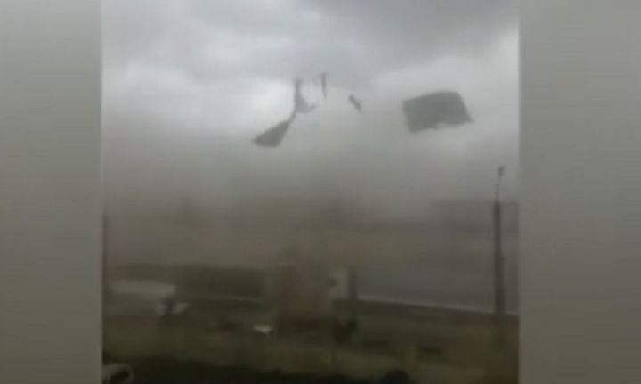 В Казани ураганным ветром снесло крышу торгового центра