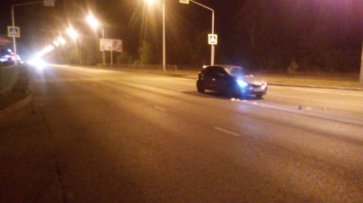 Казанда "Киа" автомобиле өч кешене бәрдергән юл һәлакәтенең видеосы дөнья күрде