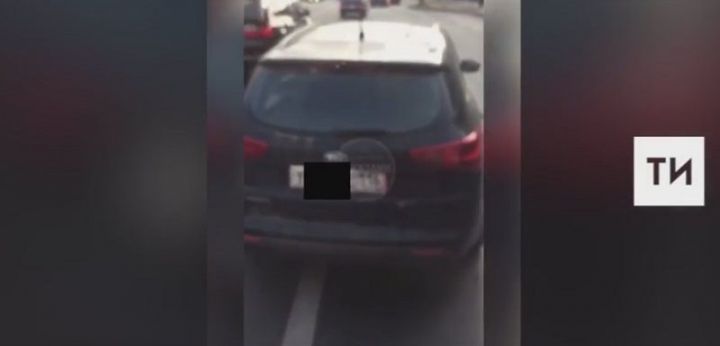 На видео попал агрессивный водитель, который перегородил дорогу автобусу в Казани