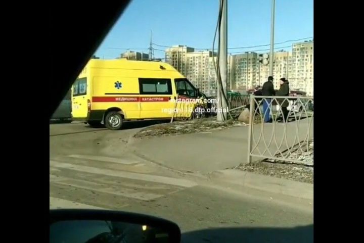 Казанда эвакуатор ашыгыч ярдәм машинасына килеп бәрелгән