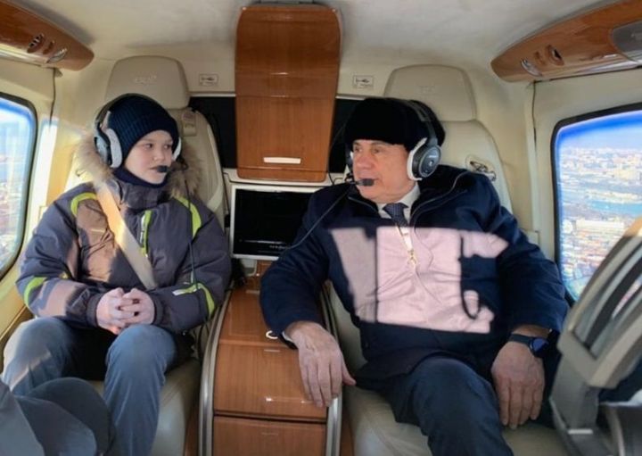 Рөстәм Миңнеханов вертолетта очарга теләгән Әмирханның хыялын тормышка ашырды