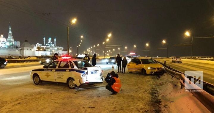 Казан үзәгендә җиңел автомобиль авария булган урынга килгән патруль машинасына бәрелгән