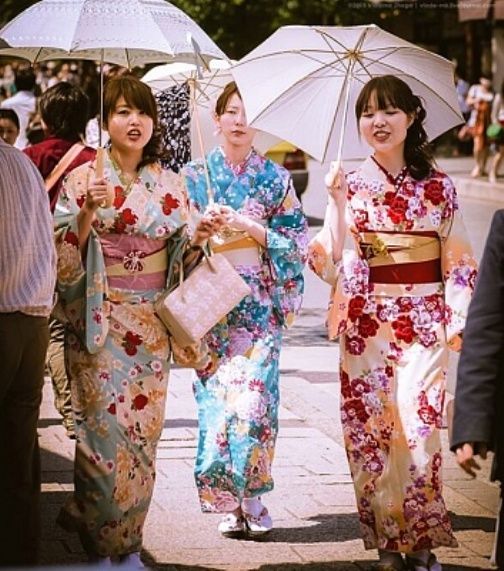 Япон хатын-кызлары эчке киемнәрен памперска алыштырган.