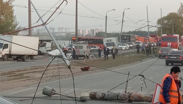 Казан үзәгендә трамвай коточкыч юл һәлакәтенә очраган, зыян күрүчеләр бар (+видео)