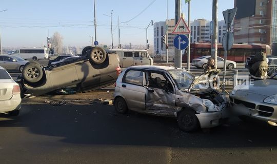 Казанда внедорожник әйләнеп капланган