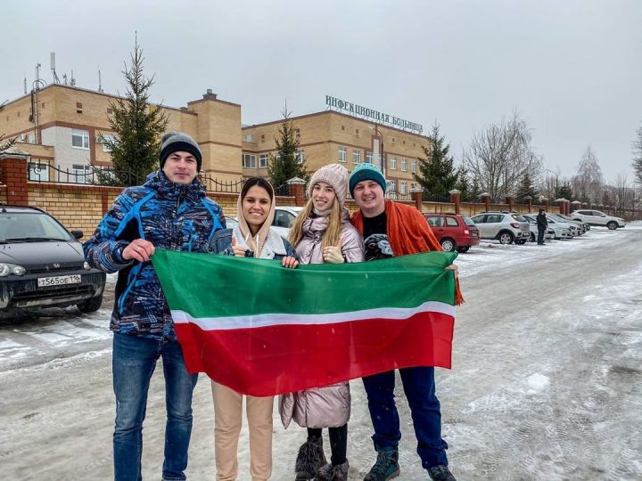 Татар блогерлары инфекция хастаханәсендә карантинда булган пациентларны бүләкләр белән куандырды