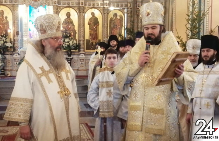 Татарстан митрополиты Кирилл эшлекле сәфәре белән Әлмәткә барган