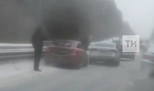 Казан янында берничә машинаның авариягә эләгүен видеога төшергәннәр