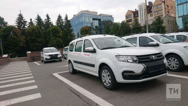 Алексей Песошин Татарстан район хастаханәләренә 70 яңа автомобиль тапшырды