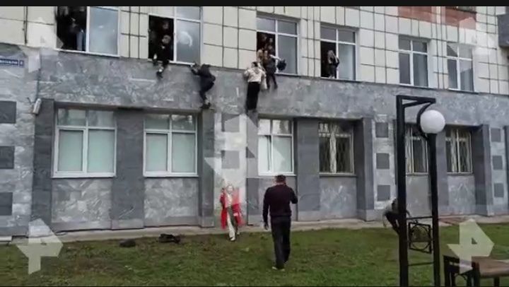 Шаһитлар Пермь университетында атыш баруы турында хәбәр итә
