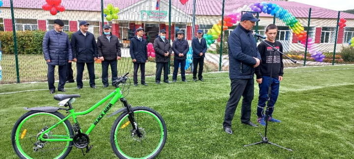 Фәнзил Кәбиров "Иң яхшы көрәшче" буларак велосипед белән бүләкләнде