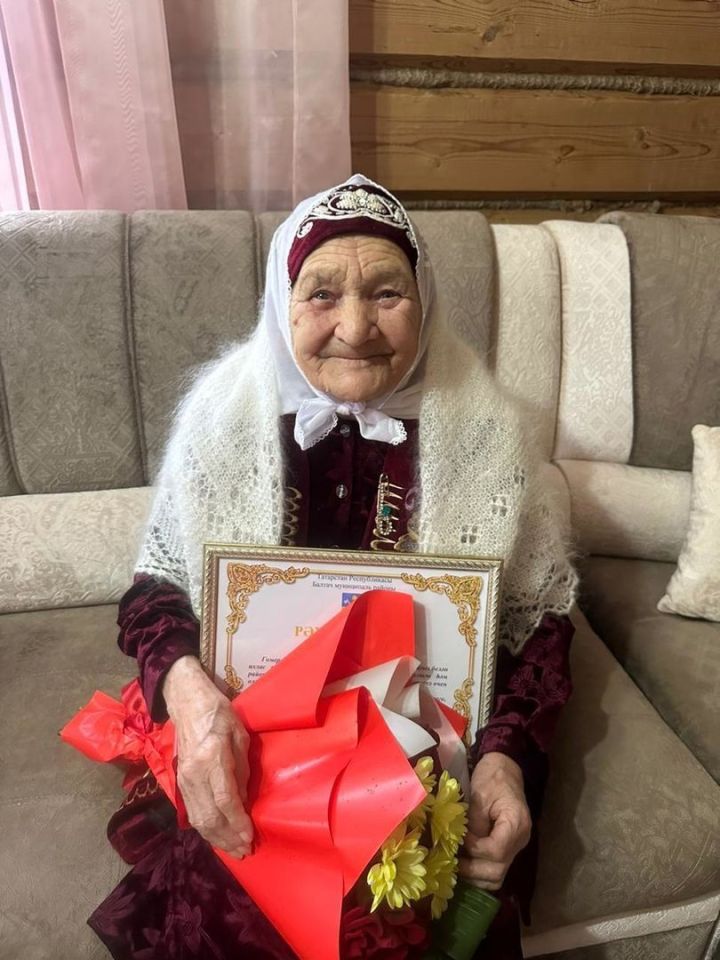 Ясминә Закирова 90 яшьлек олуг юбилеен каршы алды (фото)