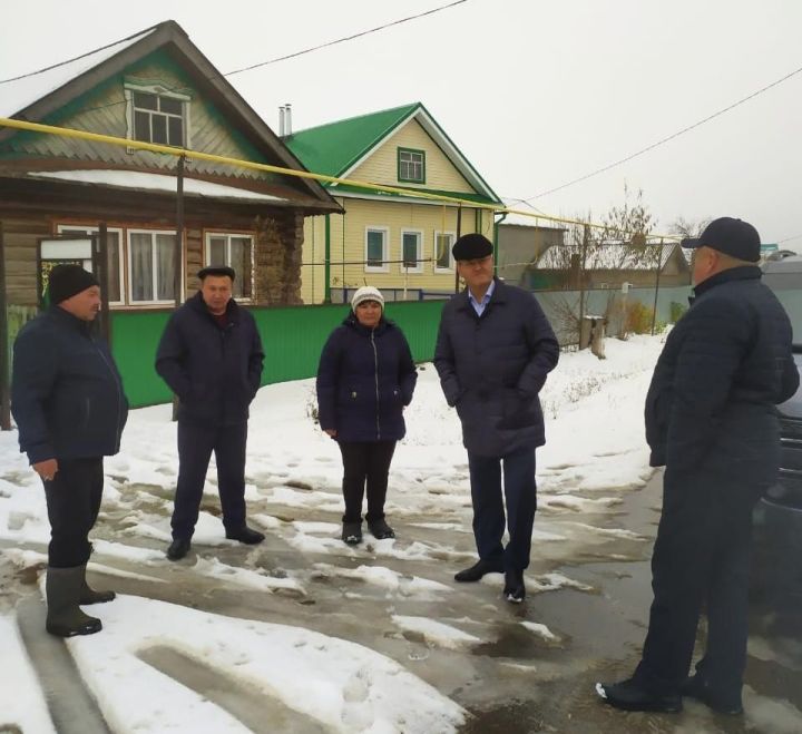 Район башлыгы махсус хәрби операциядә катнашучы райондашыбызның әнисе белән очрашты (фото)