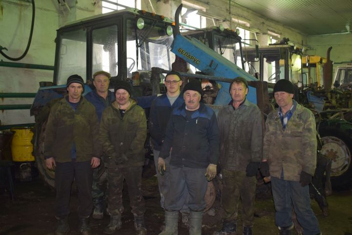 Гаражда чүкеч чыңы, трактор гөрелтесе