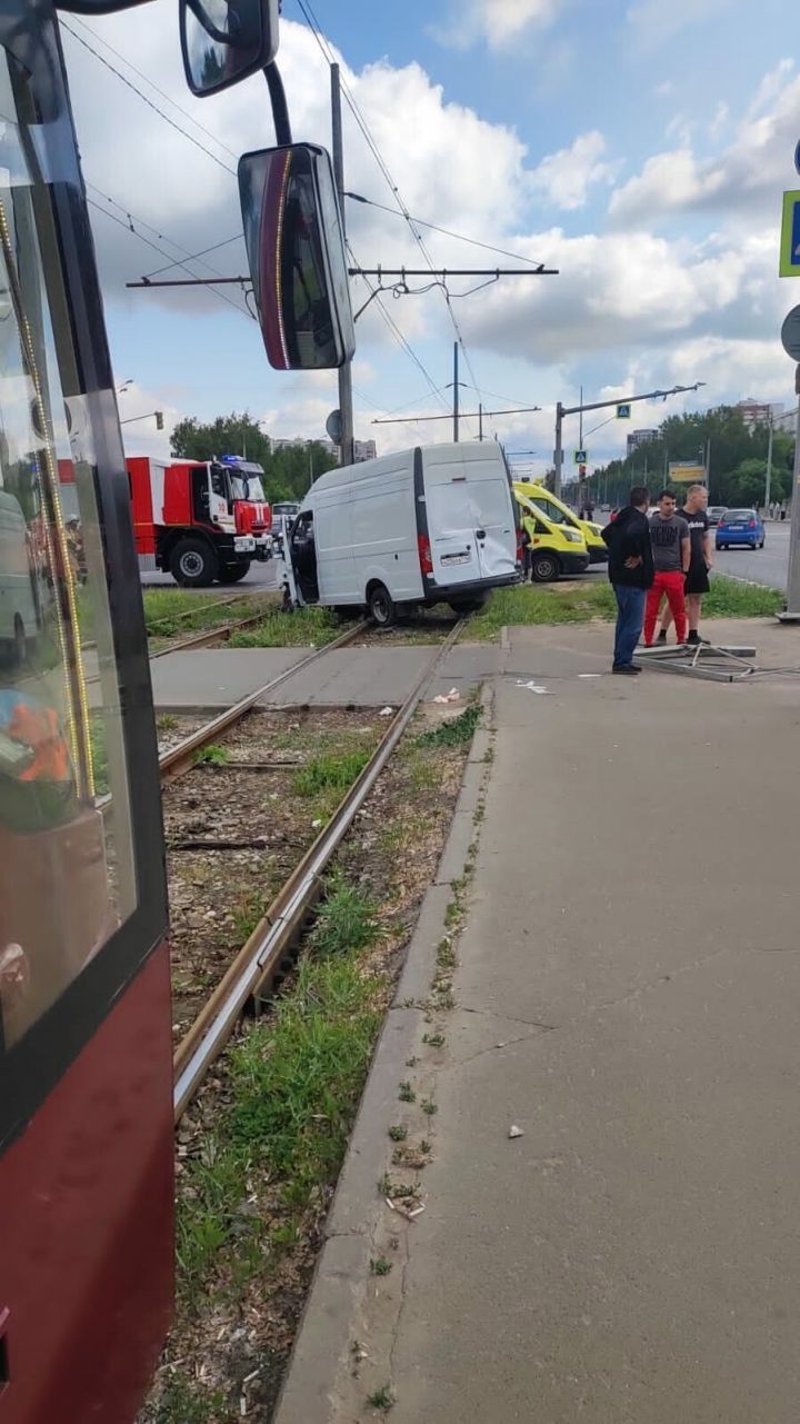 Казанда җәяүлеләрне таптаган «ГАЗель» катнашындагы авариянең видеосы чыкты