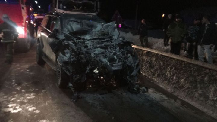 Tank автомобиле йөртүчесе каршы як полосага чыгып, КамАЗ автомобиле белән бәрелешә