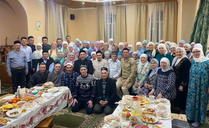 Алан мәктәбендә төрле елларда балаларга белем биргән мөгаллимнәр, техник хезмәткәрләр өчен ифтар ашы үткәргәннәр (фото)
