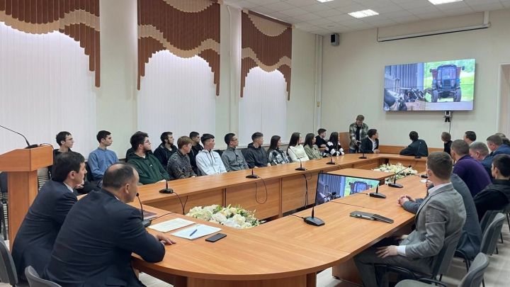 Балтач җитәкчелеге Казанда Балтач студентлары белән очрашты (фото)