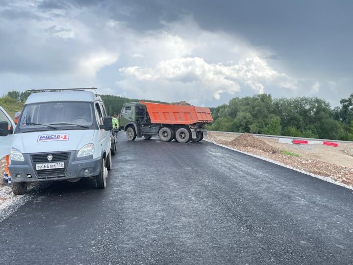 Смәел белән Ор авылы арасындагы юлга асфальт җәелә (фото)