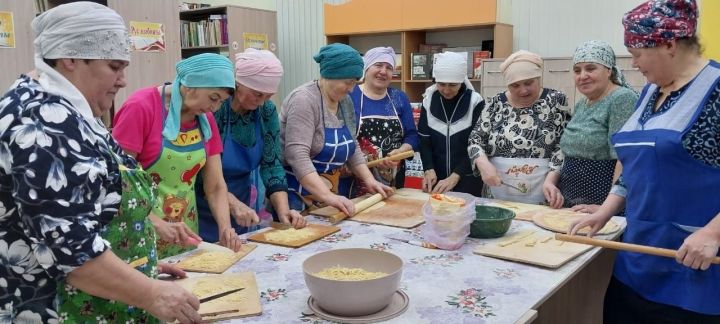 Борнакның гүзәл ханымнары фронттагы егетләргә токмач кискән
