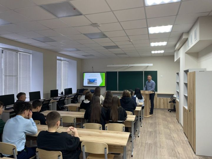 Рәйхан Низамов: «Белемле һәм һөнәрле яшьләргә кайда да эшләве дә, яшәве дә җиңелрәк!»