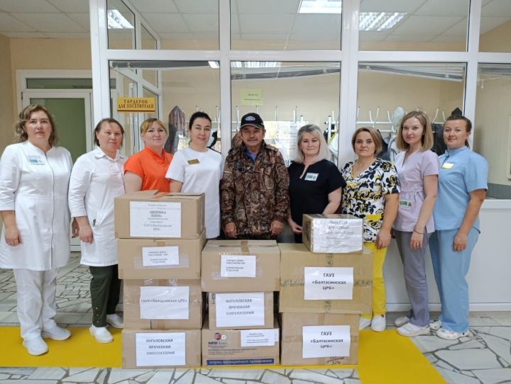 Балтач үзәк хастаханәсе коллективы махсус хәрби операциядә катнашучылар өчен гуманитар ярдәм җыйды
