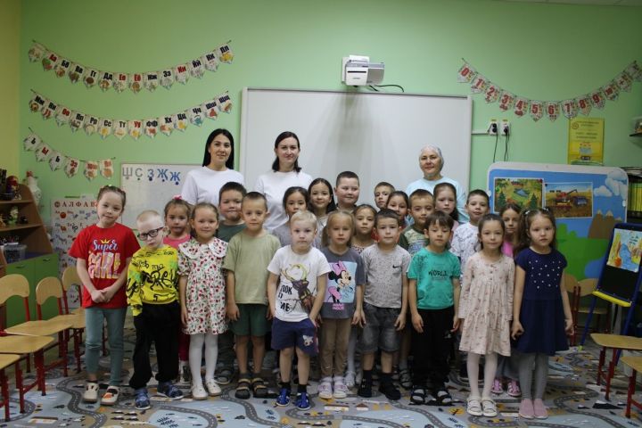 Балтачның зооволонтеры Әнисә Садикова балалар белән очрашты