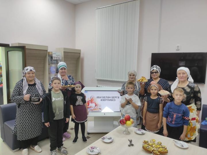 Смәел әбиләре оныклары белән бергә тәмле ризыклар әзерләгән
