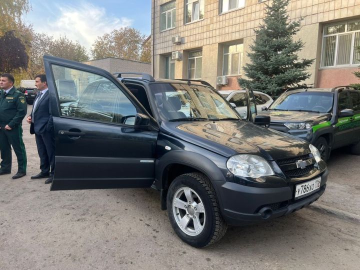 Фаяз Шакиров махсус хәрби операциядә катнашучы якташларыбызга дүртенче автомобилен тапшырды
