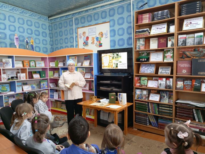 Шеңшеңәр китапханәсендә кунаклар