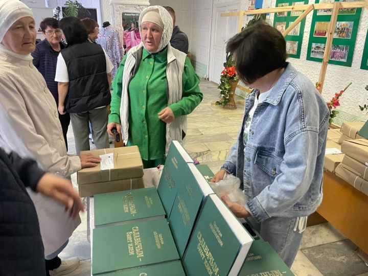 «Салавычым — бәхет илем» дип исемләнгән яңа китап дөнья күрде