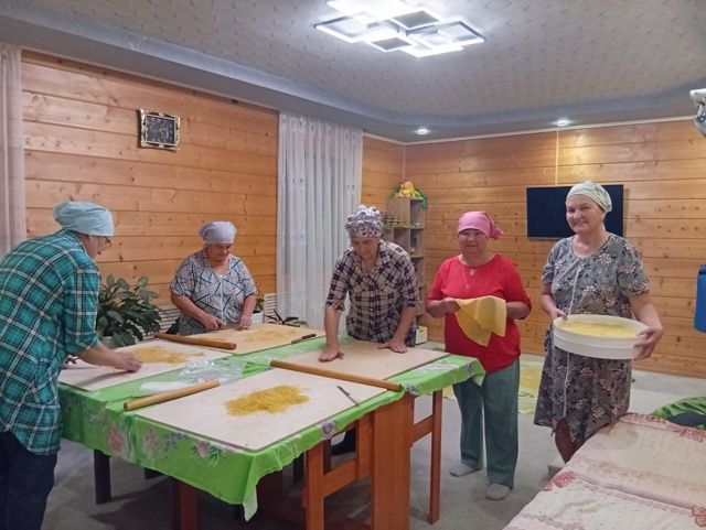 Чутай волонтерлары егетләргә коры аш, үлән чәйләре әзерли