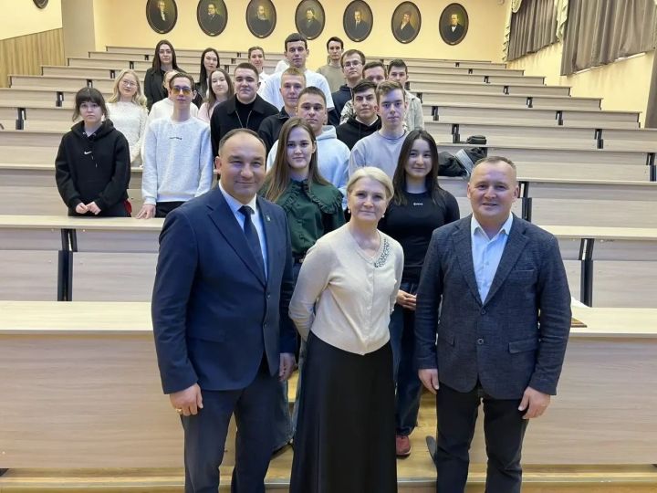 Балтач районы җитәкчелеге Казанда үзебезнең студентлар белән очрашты