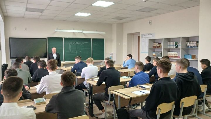 «Форпост» үзәге җитәкчесе Арча аграр-сәнәгать һөнәр көллиятенең 2нче филиалында булды