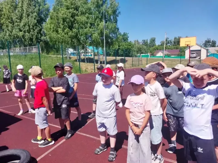 Соснаның  «Шатлык» мәктәп яны лагерына клоуннар кунакка килгән