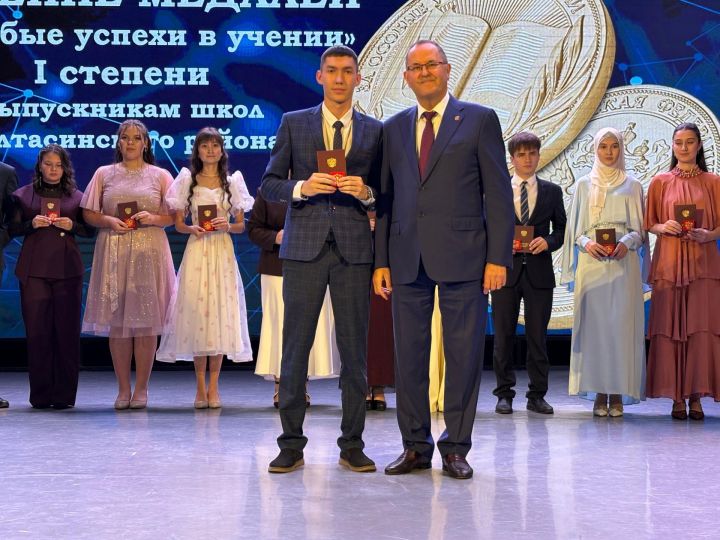 Балтачта 42 егет-кызга «Укудагы аерым уңышлары өчен» I һәм II дәрәҗә медальләр тапшырылды