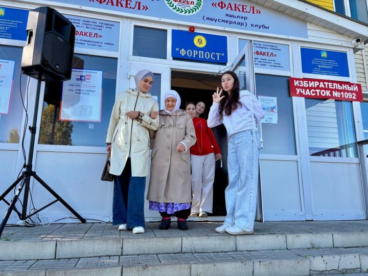 93 яшьлек Шәмсенур Насибуллина сайлау участогына беренчеләрдән булып килде