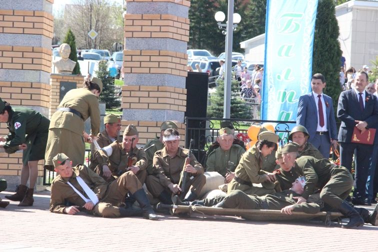 Балтачта узган парадтан фотомизгелләр