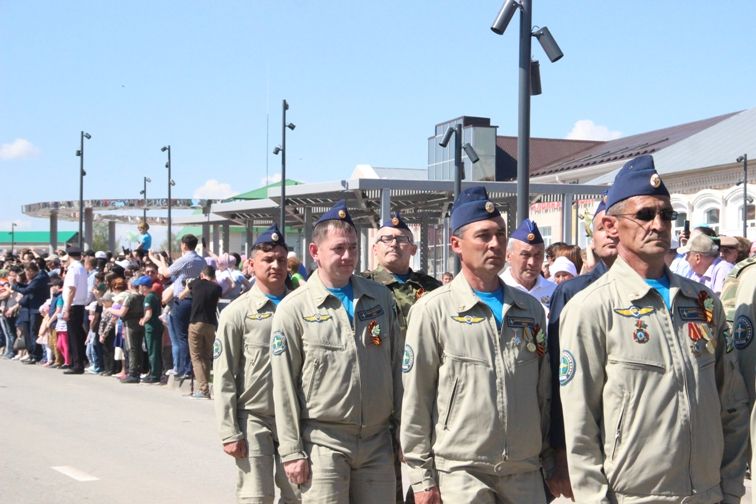 Балтачта узган парадтан фотомизгелләр