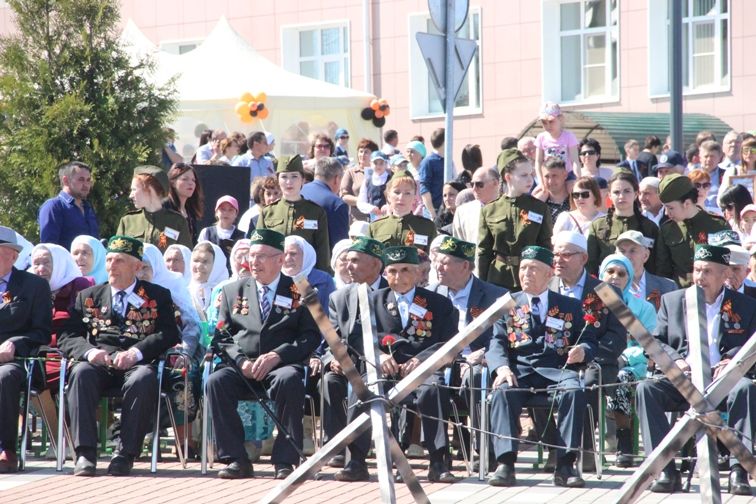 Балтачта узган парадтан фотомизгелләр