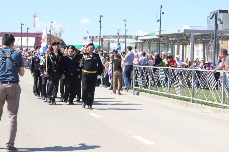 Балтачта узган парадтан фотомизгелләр