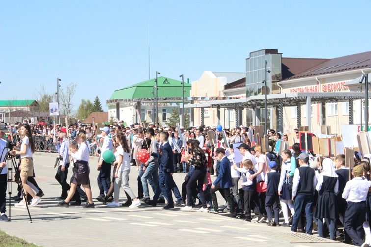 Балтачта узган парадтан фотомизгелләр