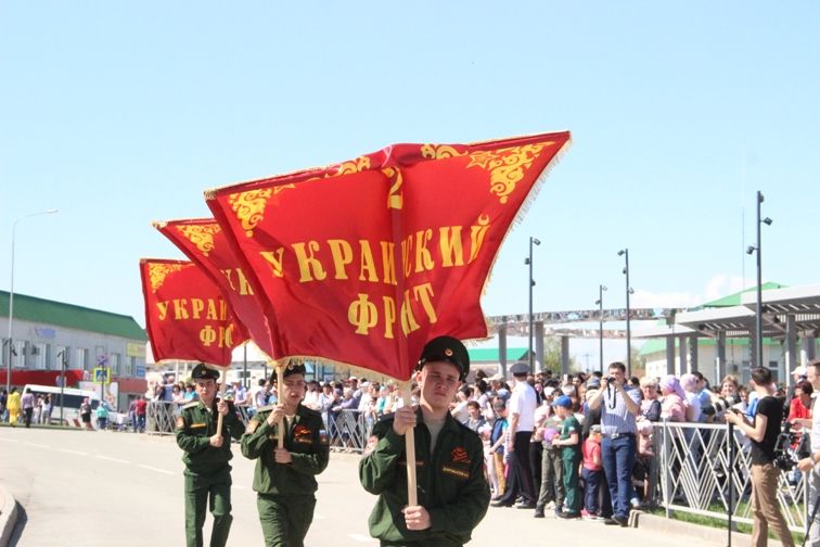 Балтачта узган парадтан фотомизгелләр