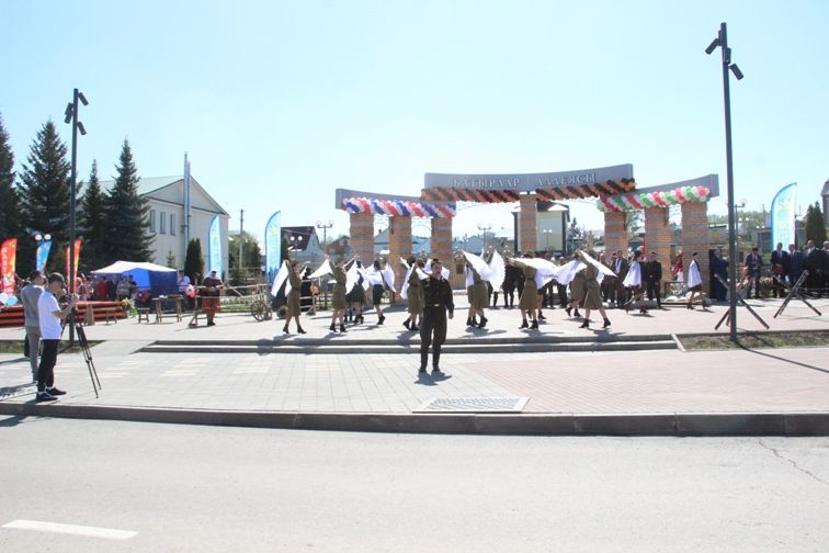 Балтачта узган парадтан фотомизгелләр