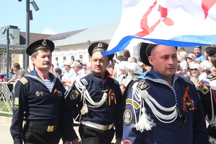 Балтачта узган парадтан фотомизгелләр