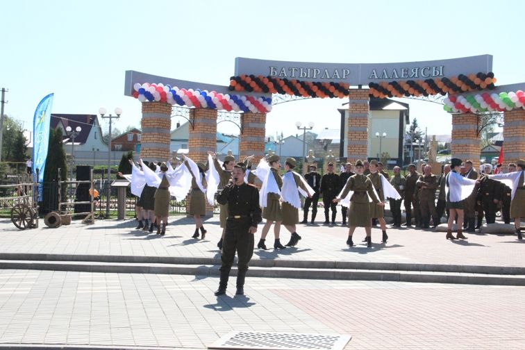 Балтачта узган парадтан фотомизгелләр